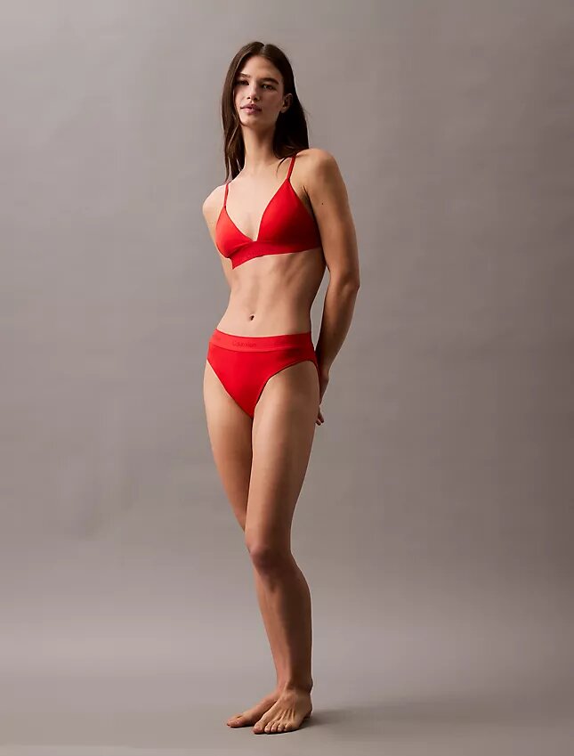 Bikini con logotipo moderno para las partes de abajo Bikini con logotipo moderno para las partes de abajo