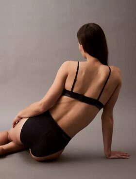 Bikini con logotipo moderno para las partes de abajo