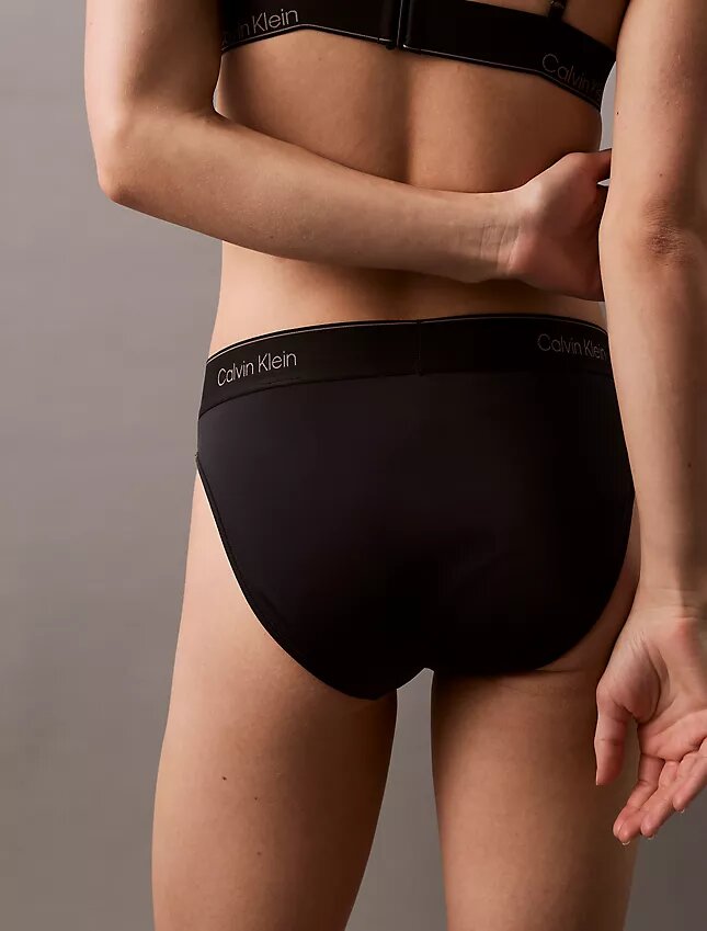 Bikini con logotipo moderno para las partes de abajo Bikini con logotipo moderno para las partes de abajo