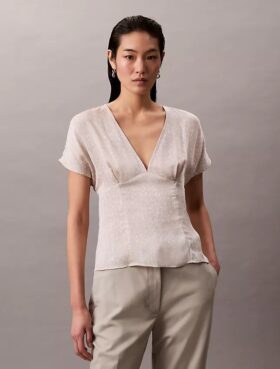 Blusa de satén estampado con cuello en V