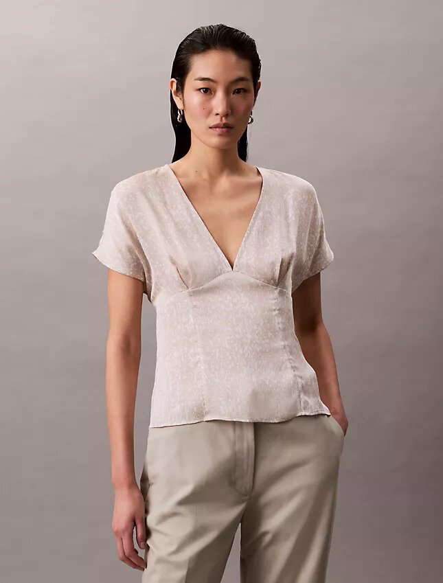 Blusa de satén estampado con cuello en V Blusa de satén estampado con cuello en V