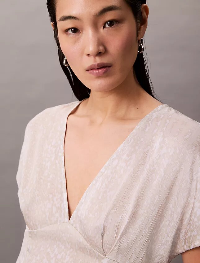 Blusa de satén estampado con cuello en V Blusa de satén estampado con cuello en V