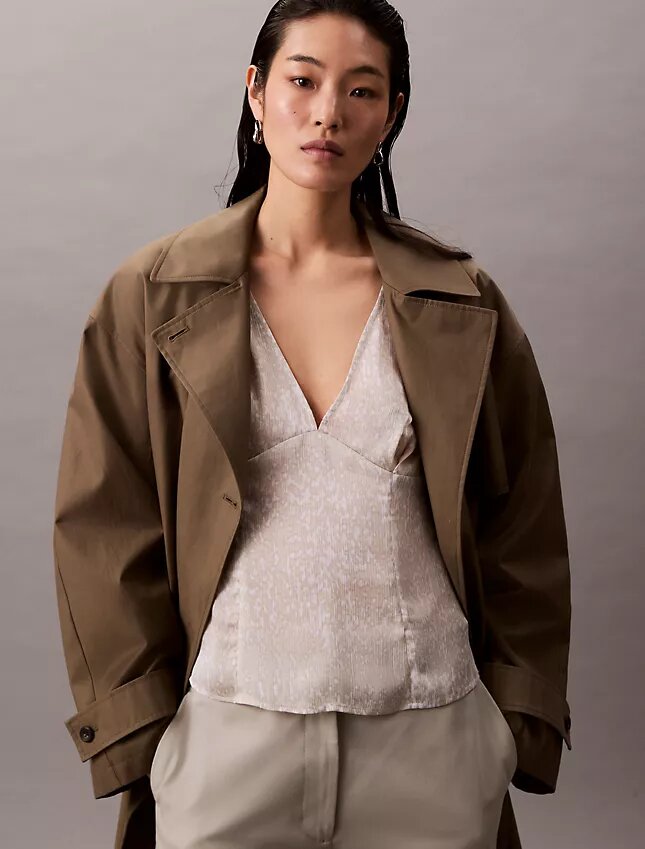 Blusa de satén estampado con cuello en V Blusa de satén estampado con cuello en V