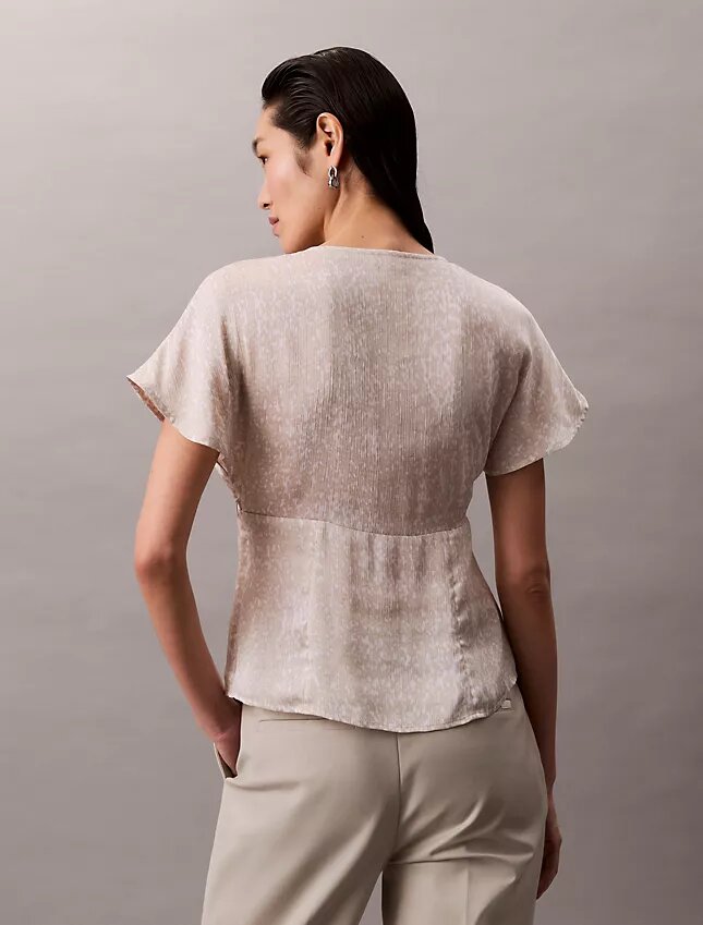 Blusa de satén estampado con cuello en V Blusa de satén estampado con cuello en V