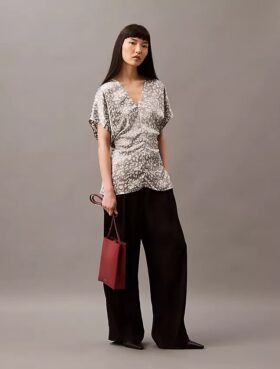 Blusa estampada de satén arrugado