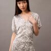 Blusa estampada de satén arrugado