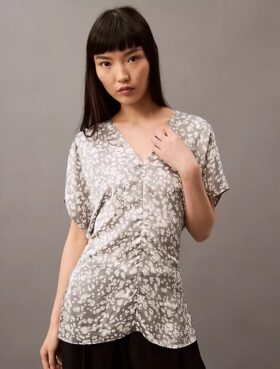 Blusa estampada de satén arrugado