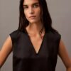 Blusa sin mangas de satén con cuello en V Blusa sin mangas de satén con cuello en V