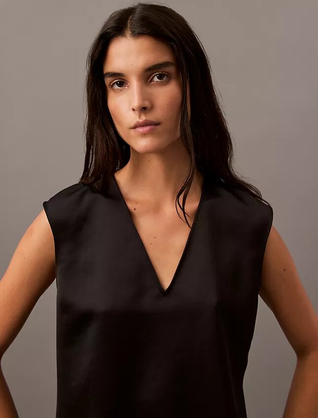 Blusa sin mangas de satén con cuello en V Blusa sin mangas de satén con cuello en V