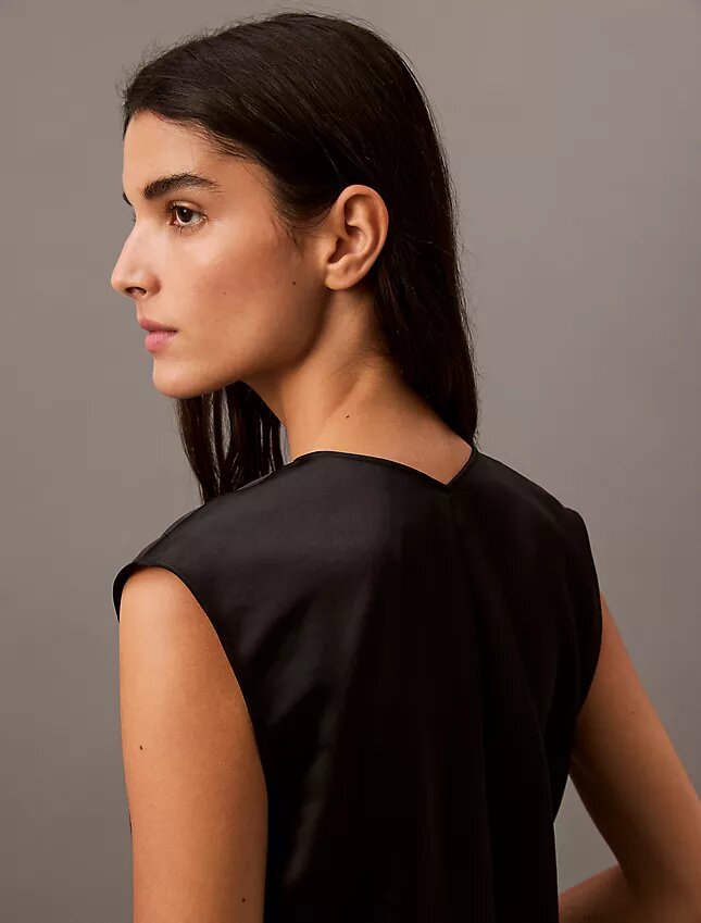Blusa sin mangas de satén con cuello en V Blusa sin mangas de satén con cuello en V