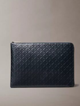 Bolsa con cremallera y logotipo en todo el diseño
