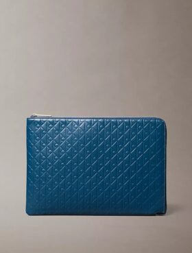 Bolsa con cremallera y logotipo en todo el diseño