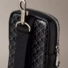 Bolsa con cremallera y logotipo en todo el diseño