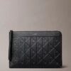 Bolsa con logotipo en relieve