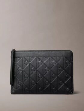 Bolsa con logotipo en relieve