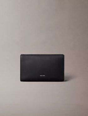 Bolsa con logotipo en relieve
