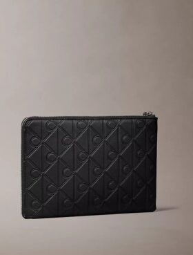 Bolsa con logotipo en relieve