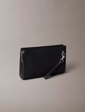 Bolsa con logotipo en relieve