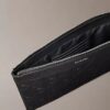 Bolsa con logotipo en relieve