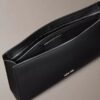 Bolsa con logotipo en relieve