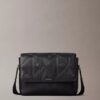 Bolso bandolera con emblema en relieve por toda la superficie