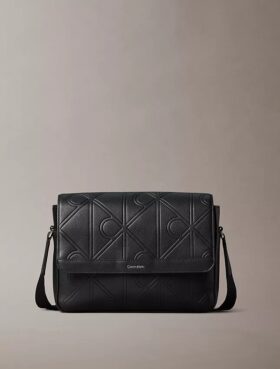 Bolso bandolera con emblema en relieve por toda la superficie