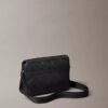 Bolso bandolera con emblema en relieve por toda la superficie
