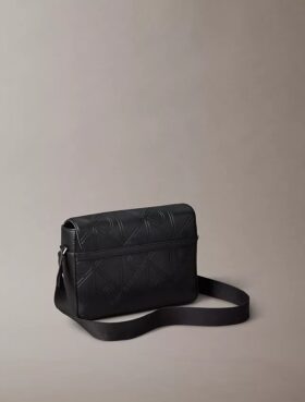 Bolso bandolera con emblema en relieve por toda la superficie