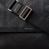 Bolso bandolera con emblema en relieve por toda la superficie