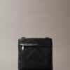 Bolso bandolera con logotipo en relieve