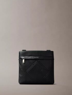 Bolso bandolera con logotipo en relieve