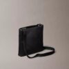 Bolso bandolera con logotipo en relieve