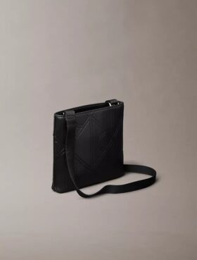 Bolso bandolera con logotipo en relieve