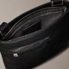 Bolso bandolera con logotipo en relieve