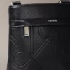 Bolso bandolera con logotipo en relieve
