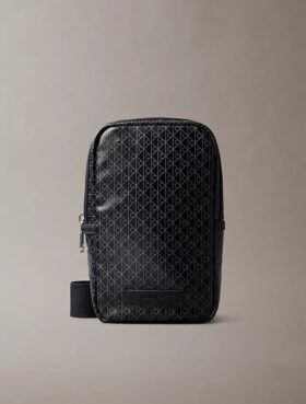 Bolso bandolera con logotipo en todo el diseño