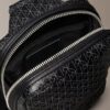 Bolso bandolera con logotipo en todo el diseño