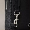 Bolso bandolera con logotipo en todo el diseño