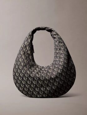 Bolso bandolera con media luna y Monogram integral