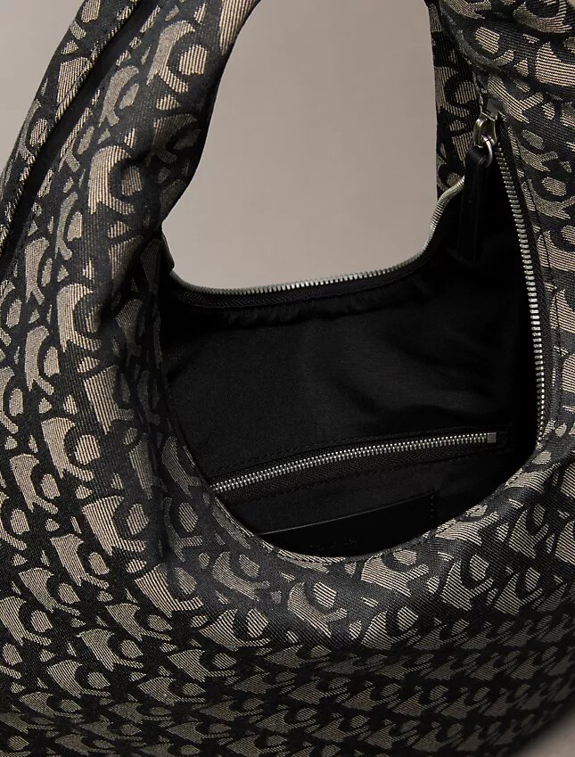 Bolso bandolera con media luna y Monogram integral Bolso bandolera con media luna y Monogram integral