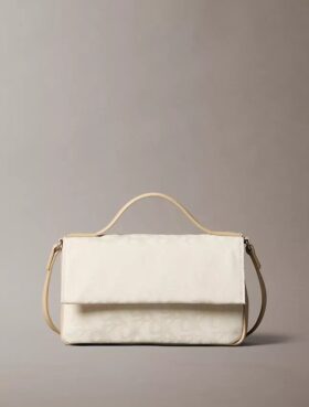 Bolso bandolera con solapa y Monogram integral