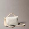 Bolso bandolera con solapa y Monogram integral