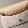 Bolso bandolera con solapa y Monogram integral