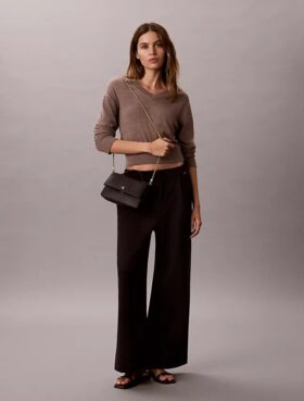 Bolso bandolera con solapa y Monogram minimalista