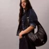 Bolso bandolera convertible con forma curvada
