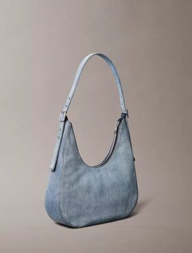 Bolso bandolera de Denim con logotipo en forma de media luna