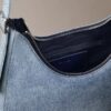 Bolso bandolera de Denim con logotipo en forma de media luna Bolso bandolera de Denim con logotipo en forma de media luna