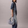 Bolso bandolera de Denim con logotipo en forma de media luna Bolso bandolera de Denim con logotipo en forma de media luna