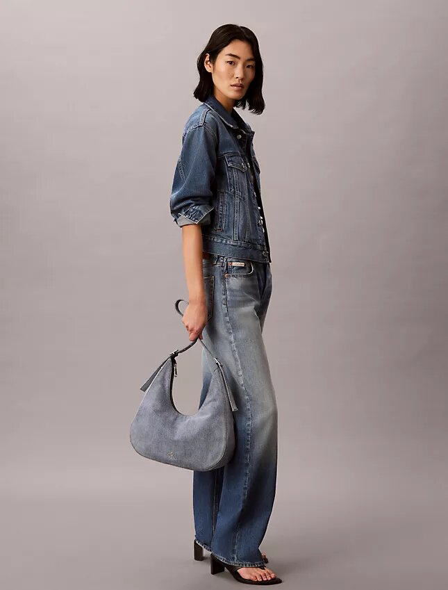Bolso bandolera de Denim con logotipo en forma de media luna Bolso bandolera de Denim con logotipo en forma de media luna