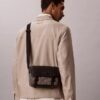 Bolso bandolera pequeño con emblema jacquard